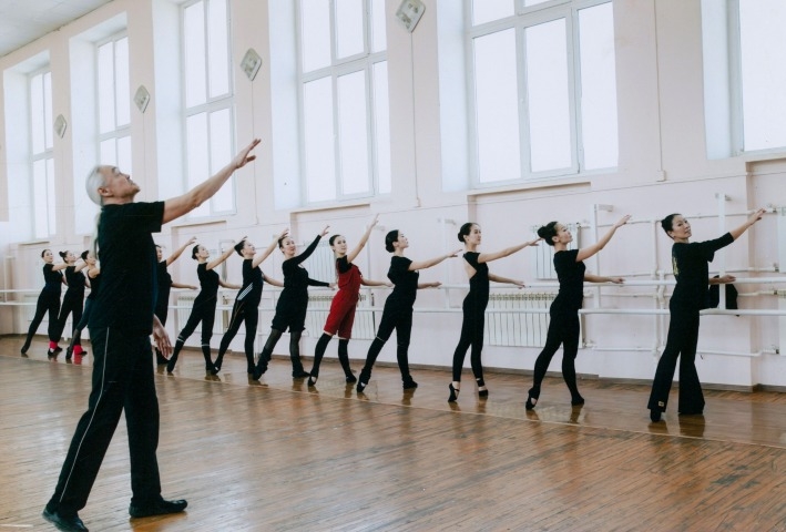 Обложка Электронного документа: Геннадий Баишев ведет урок классического танца: [фотография]