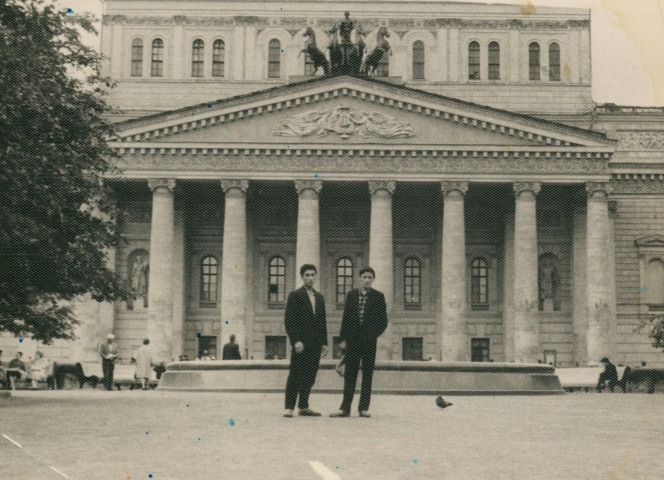 Обложка электронного документа Геннадий Баишев и Алексей Попов перед Большим театром: [фотография]
