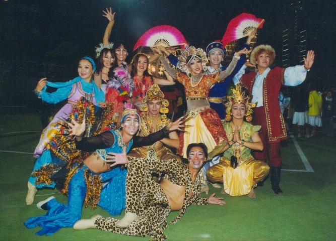 Обложка электронного документа Артисты Национального театра танца в МСИ "Дети Азии" 2000 г.: [фотография]