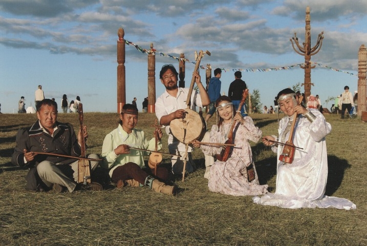 Обложка Электронного документа: Музыканты с якутскими музыкальными инструментами на Ысыахе Туймаады: [фотография]