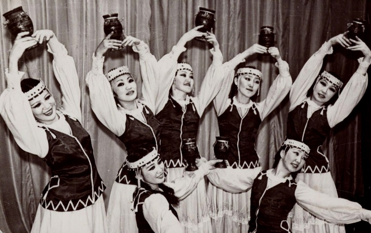 Обложка Электронного документа: Якутский танец с чороном: [фотография]