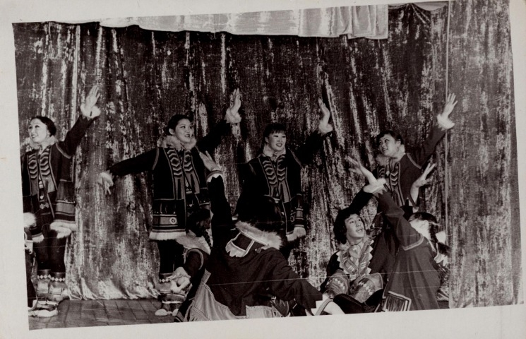 Обложка электронного документа Юкагирский танец "Лондол": [фотография]