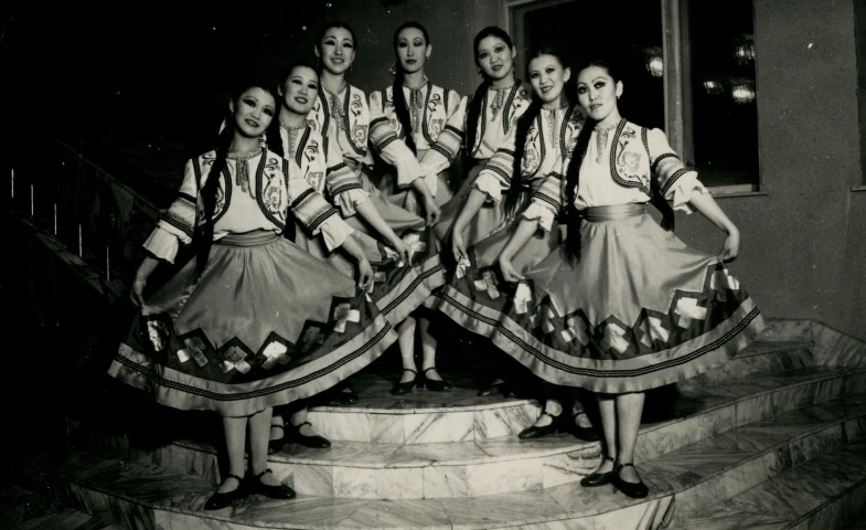 Обложка электронного документа Молдавский танец в хореографии Геннадия Баишева: [фотография]