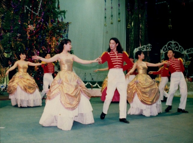 Обложка электронного документа Артисты Национального театра танца Якутии на Новогоднем балу: [фотография]