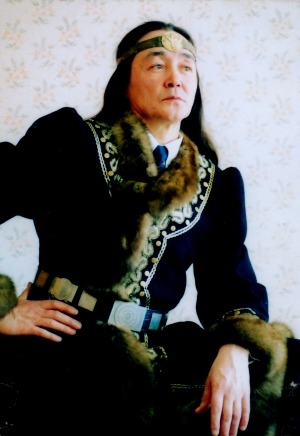 Обложка электронного документа Портрет Геннадия Баишева в национальном костюме: [фотография]
