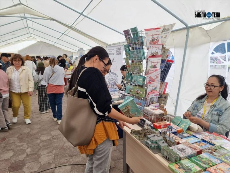 Изображение новости В Якутске впервые проходит международная ярмарка «Книжный ветер»