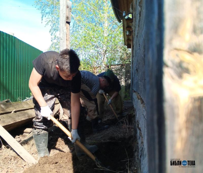 Изображение новости Сотрудники Национальной библиотеки Якутии помогают в восстановлении после паводка