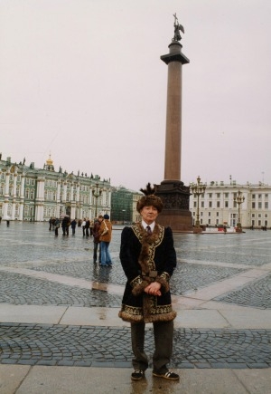 Обложка Электронного документа: Геннадий Баишев на Дворцовой Площади в г. Санкт-Петербург: [фотография]
