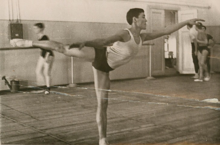 Обложка Электронного документа: Гена Баишев на уроке классического танца в Новосибирском хореографическом училище: [фотография]