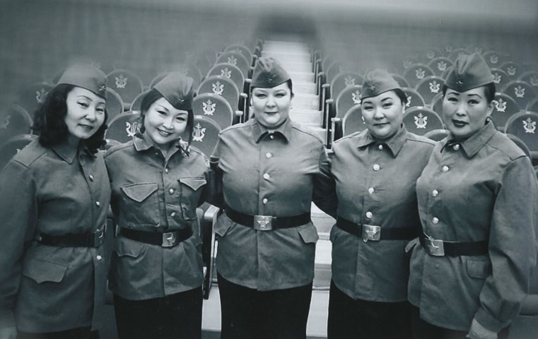 Обложка Электронного документа: Девушки оркестра накануне концерта, посвященного ко Дню Победы: [фотография]