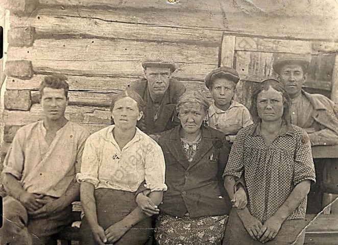 Обложка Электронного документа: Члены колхоза имени Буденного Олекминского района на сенокосе 1943 г.: фотография