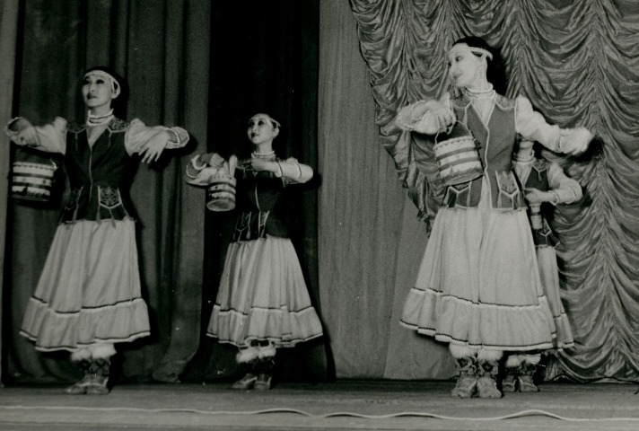 Обложка электронного документа Якутский танец "Сайылык" в постановке Геннадия Баишева: [фотография]