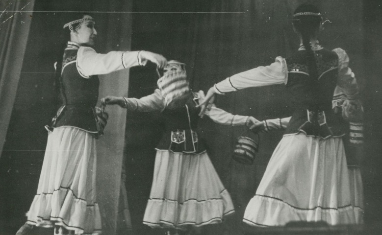 Обложка Электронного документа: Якутский танец "Сайылык" в постановке Геннадия Баишева: [фотография]