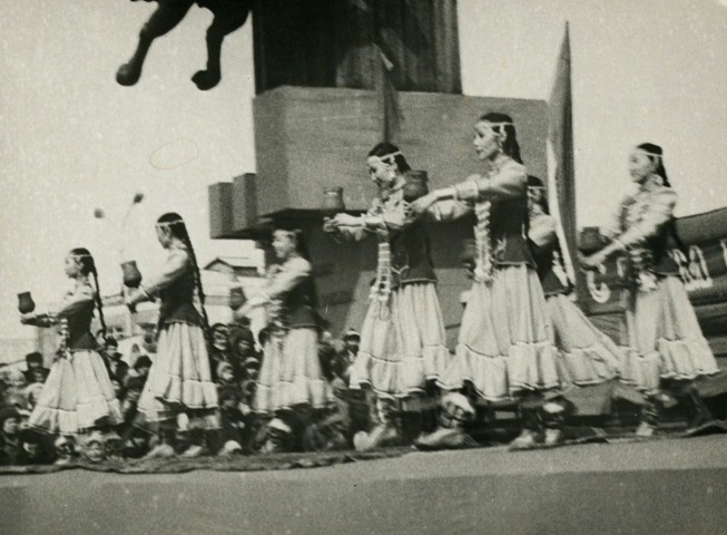 Обложка Электронного документа: “Приветственный танец” на площади Победы в постановке Геннадия Баишева: [фотография]