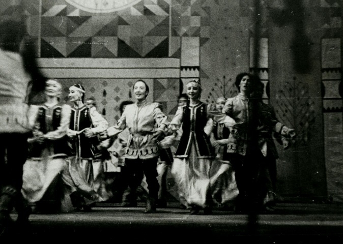 Обложка Электронного документа: Якутский танец “Осуохай” в постановке Геннадия Баишева: [фотография]