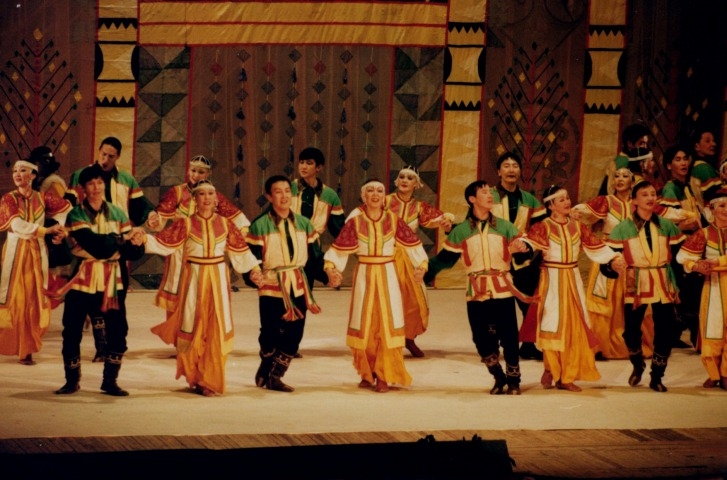 Обложка Электронного документа: Якутский хороводный танец “Осуохай” в постановке Геннадия Баишева: [фотография]