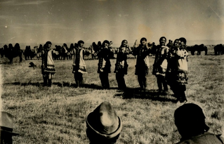 Обложка Электронного документа: Эвенский хороводный танец “Сээдьэ” в степях Гоби Монгольской народной Республики: [фотография]