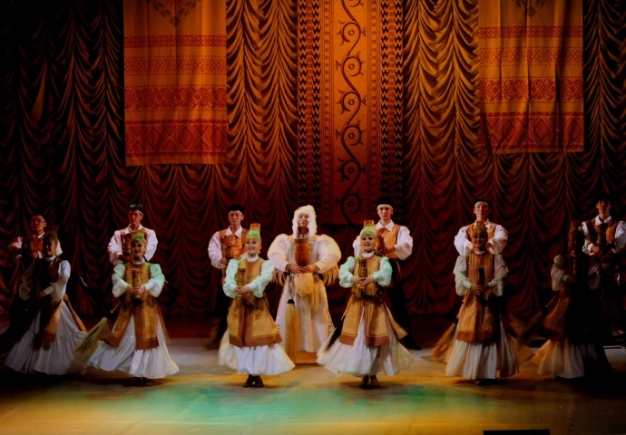 Обложка Электронного документа: Якутский танец "Тойон Чороон": [фотография]