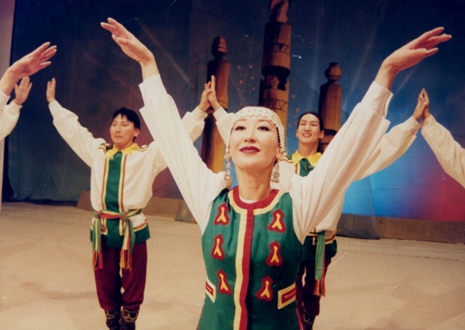 Обложка электронного документа Якутский танец "Узоры": [фотография]