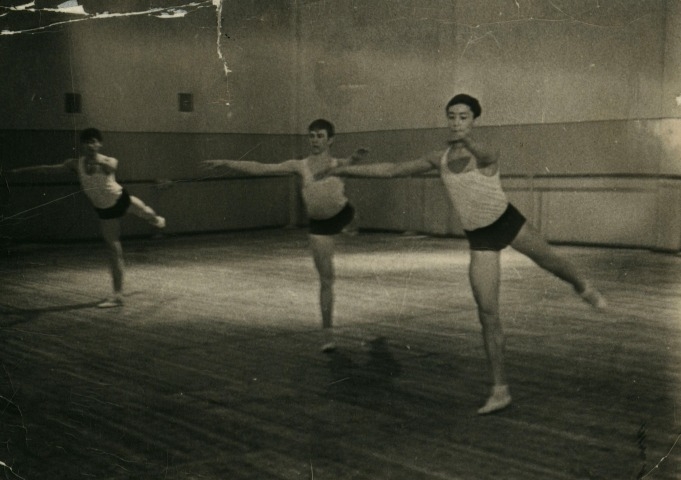 Обложка Электронного документа: Урок классического танца в Новосибирском хореографическом училище: [фотография]