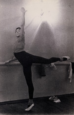 Обложка Электронного документа: Геннадий Баишев в балетном зале: [фотография]