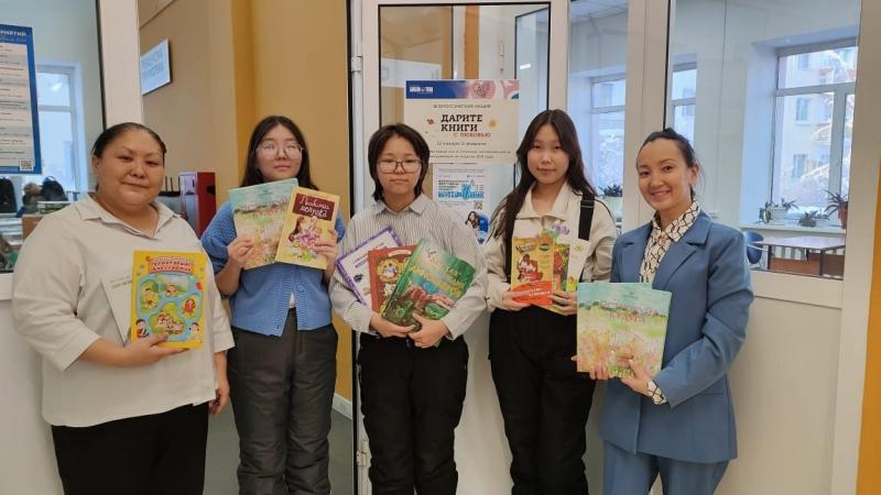 Изображение новости Более тысячи книг подарили в рамках акции «Дарите книги с любовью» в Якутии